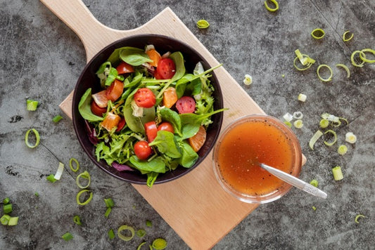 Gesunder Salat mit Honig-Senf-Dressing